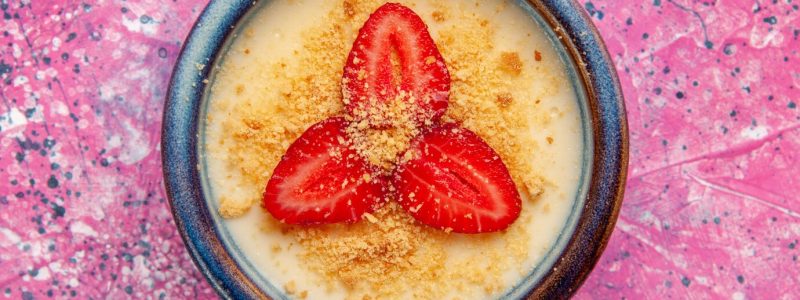 top-close-view-delicious-creamy-dessert-with-red-sliced-strawberries-pink-wall-dessert-ice-cream-cream-sweet-berry-fruits_140725-53993 دسر محلبی حلواشکری